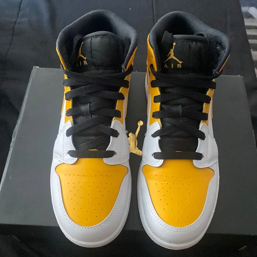 Nike Air Jordan 1 Mid University Gold